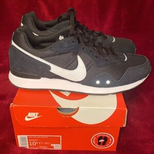 Nike Venture Runner